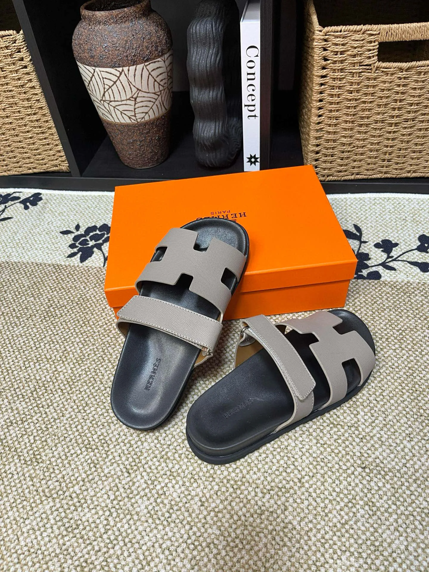P300 Long-term stock Hermes men’s Kazimir slippers for couples - top quality woven calfskin functional sandals with intertwined uppers inspired by the “H” iconic pattern to create a casual look, perfect for summer. Imported cowhide + cowhide lining + TUP outsole Size: 35-46